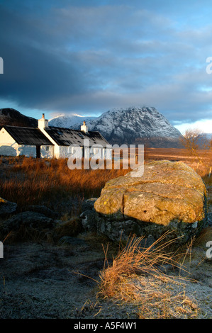 Black Rock Cottage, with Buachaille Etive Mor background, Lochaber, Scotland Stock Photo