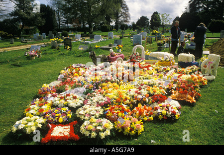 Gypsy grave traditional gypsies horse and wagon wreath flowers England 1990s UK The grave is still being dug by gypsy family members HOMER  SYKES Stock Photo