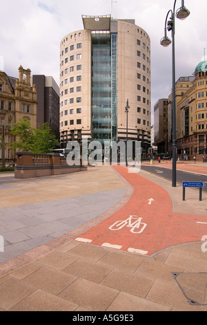 dh City Centre LEEDS WEST YORKSHIRE Cycle lane No1 City Square building pavement bike bicycle path Stock Photo