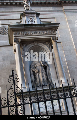 Statue of John Henry - Cardinal Newman outside Brompton Oratory, South Kensington London Stock Photo