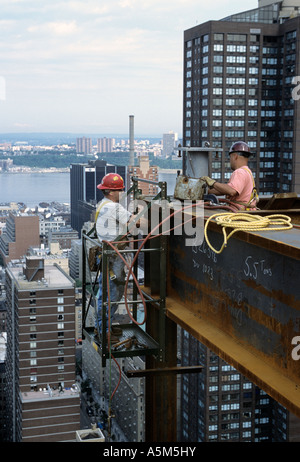 Iron workers bolt steel together at the new Random House building on Broadway in New York City Stock Photo