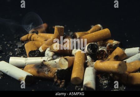 Viele Zigarettenkippen cigarette ends Tabakkonsum Nikotin Zigarette Zigaretten Zigarettenkonsum Laster Sucht rauchen Alltagsdrog Stock Photo