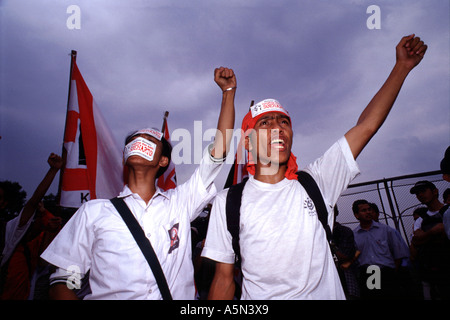 JAKARTA INDONESIA EX PRESIDENT SUHARTO IS CLEARED OF CORRUPTION CHARGES THE CITY ERRUPTS IN VIOLENCE Stock Photo