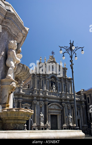 Duomo Fountain View: The front facade of the cathedral of Sant Agata in Catania framed by the fountain Stock Photo
