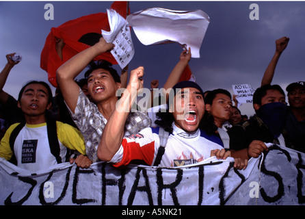 JAKARTA INDONESIA EX PRESIDENT SUHARTO IS CLEARED OF CORRUPTION CHARGES THE CITY ERRUPTS IN VIOLENCE Stock Photo