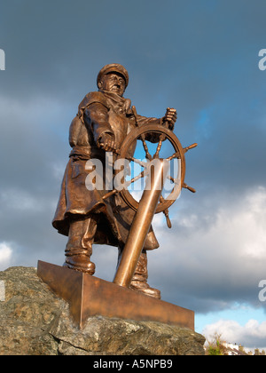 BRONZE STATUE of COXSWAIN RICHARD DIC EVANS 1905 to 2001 Moelfre Isle of Anglesey North Wales UK Stock Photo