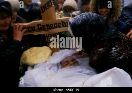 ROMANIAN REVOLUTION FUNERAL OF THE HEROES OF THE REVOLUTION BUCHAREST ...