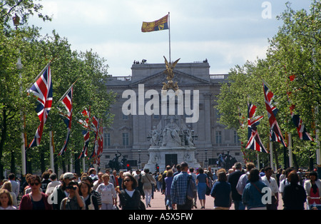 View down the Mall towards Buckingham Palace, on the 50th Anniversary of VE Day, 8th May 1995, London, England, UK Stock Photo
