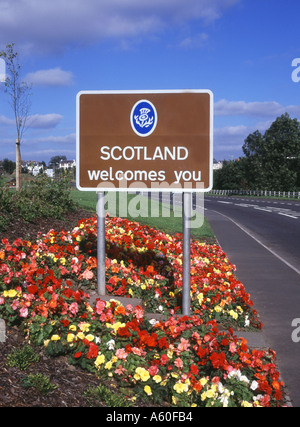 dh Scotland England border GRETNA DUMFRIES Entering Scotland welcome road sign border post roadsign Stock Photo