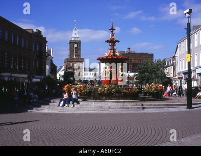 dh Town House DUMFRIES GALLOWAY Fountain main street shopping centre people Stock Photo