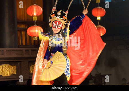 Traditional Sichuan Opera mask costumed dancer on stage of the Theatre of Wu Hou Shrine in Chengdu, Sichuan Province, China Stock Photo