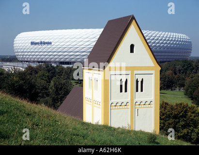 München-Fröttmaning, Dorfkirche, 'Kopie von Timm Ulrichs, 2004-06, Projekt ''Versunkenes Dorf'', dahinter Allianz-Arena' Stock Photo