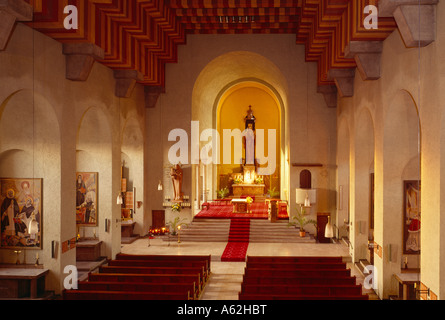 Würzburg Herz-Jesu-Kirche der Mariannhiller Missionare Innenraum mit dem monumentalisierenden Rabitzgewölbe und dem indirekt bel Stock Photo