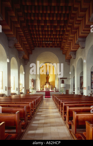 Würzburg Herz-Jesu-Kirche der Mariannhiller Missionare Innenraum mit dem monumentalisierenden Rabitzgewölbe und dem indirekt bel Stock Photo