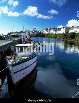 roundstone harbor village, county galway, ireland, fishing boats tied to a pier in  connemara, west of ireland, Stock Photo