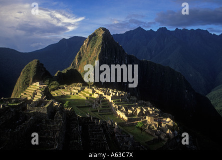 Tourists, visiting, Machu Picchu, Lost City of Incas, Peru, South America