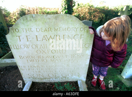 A child at the grave of Col T E Lawrence Lawrence of Arabia Anglo Irish soldier and writer 1888 1935 in Moreton in Dorset UK Stock Photo