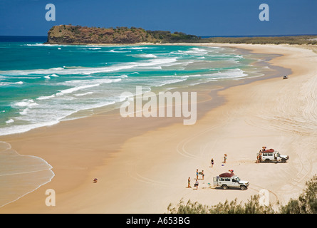 Four wheel drives park on the wide sandy beach of Taylor Bay just north of Indian Head on Fraser Island Stock Photo