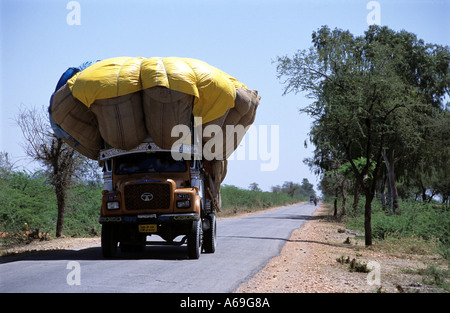 Overloaded fodder truck Rajasthan Stock Photo