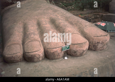 China, Sichuan, Dafo (Great Buddha), Le Shan, toes of huge foot, Buddha carved into red sandstone face of Lingyun Hill, detail Stock Photo