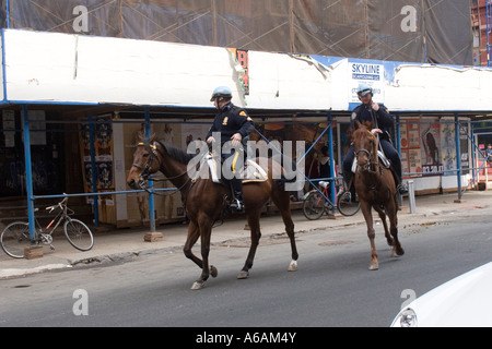 NYPD Police Officers on duty in Manhattan - NEW YORK CITY, USA ...