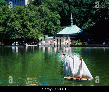 New York City Central Park in the spring. The Kerbs Memorial Boathouse, (Boat Basin), (The Conservatory Water), Toy model boat. Boats Stock Photo