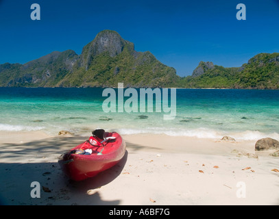 tropical delight, lone kayak on beach opposite Cadlao Island Bacuit Archipelago Palawan Philippines Stock Photo