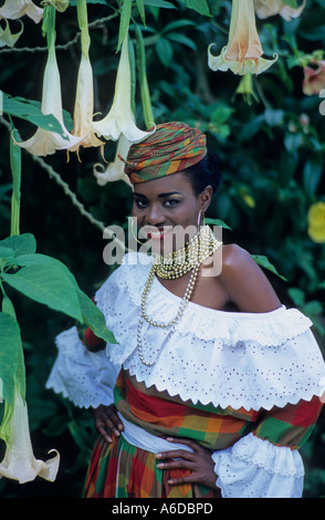 PC MARTINIQUE, TYPE ET COSTUME CRÉOLE, Vintage Postcard (b29002)