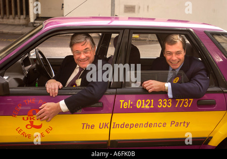 THE UK INDEPENDENCE PARTY UKIP 2004 CONFERENCE AT THE COLSTON HALL BRISTOL 10 OCT 2004 PARTY LEADER ROGER KNAPMAN MEP LEFT WITH Stock Photo