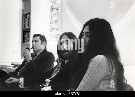 BEATLES John Lennon and Yoko Ono with manager Allen Klein in 1969 Stock Photo