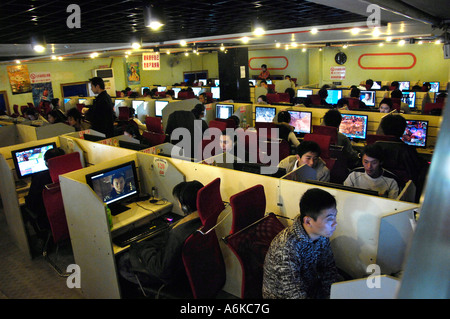 A packed internet cafe in Nanchang, Jiangxi, China. 26 FEB 2007 Stock Photo
