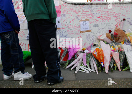 Mourners on Hammersmith Grove perusing the floral and written tributes in memory of murdered teenager Kodjo Ayenga Stock Photo