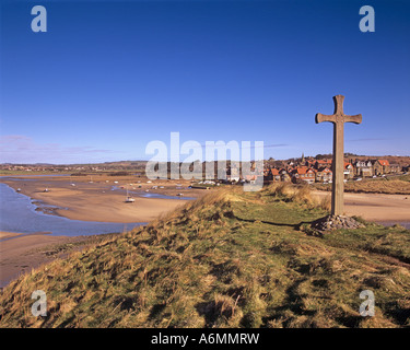 St Cuthberts Cross overlooks the estuary of the River Aln and the coastal village of Alnmouth, Northumberland Stock Photo