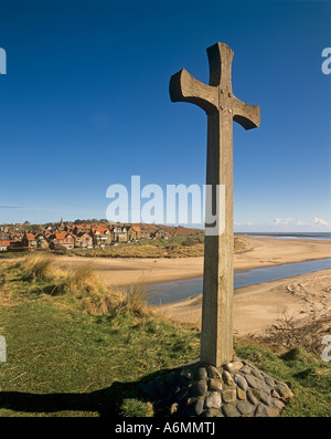 St Cuthberts Cross overlooks the estuary of the River Aln and the coastal village of Alnmouth, Northumberland Stock Photo