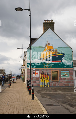 Painting of Scottish RNLI rescue boat. Invergordon high street art, decorated gable end house. Artwork in Invernesshire  Ross & Cromarty, Scotland UK Stock Photo