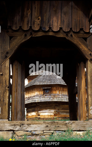 Pastello blu dotato di unità con granito di lavoro nel paese di terracotta  cucina con swagged ciechi modellato sulla finestra Foto stock - Alamy