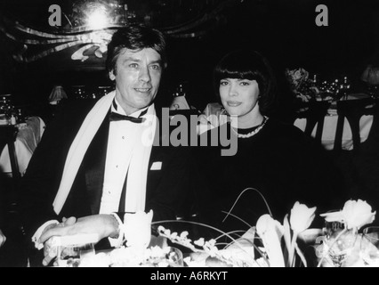 'Mathieu, Mireille, * 22.7.1946, French musician / artist, (singer), half length, with Alain Delon, at first night party, appear Stock Photo