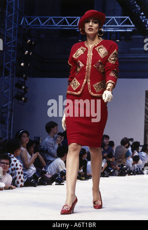 fashion, 1980s, mannequin, full length, wearing costume, catwalk, autumn winter, Haute-Couture, by Chanel, Paris, 1986/1987, 80s, , Stock Photo