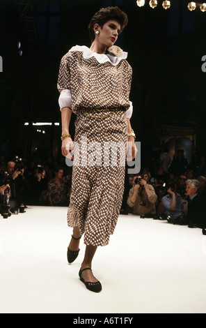 fashion, 1980s, mannequin, full length, wearing dress, catwalk, spring summer, by Chanel, Paris, 1985, 80s, , Stock Photo