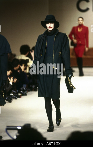 fashion, 1980s, mannequin, full length, wearing two-piece, catwalk, autumn winter, Pret-a-porter, by Chanel, Paris, 1987, Stock Photo
