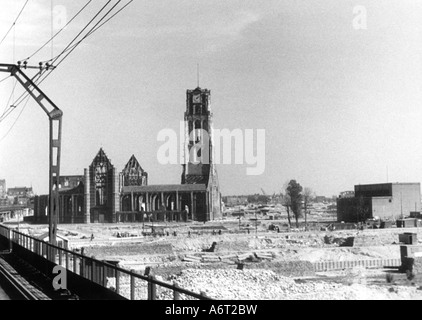 events, Second World War / WWII, Netherlands, Rotterdam after bombardment by the German air force, 15.4.1940, view of the centre with Saint Laurence Church, photo taken in June 1942, destruction, Luftwaffe, aerial warfare, air raid, 20th century, historical, historic, Battle of France, Case Yellow, ruin, ruins, Laurenskerk, people, 1940s, Stock Photo