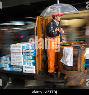 Worker at Tsukiji fish market Stock Photo - Alamy
