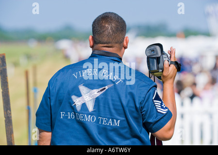 Rear view of Master Sgt James Montano of US Viper East F-16 Demo Team videoing at Royal International Air Tattoo 2005 JMH2732 Stock Photo