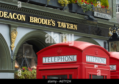 Traditional K2 red telephone boxes in front of traditional Deacon Brodie's tavern in Edinburgh Old Town Stock Photo