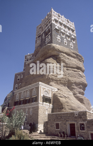Yemen, Wadi Dhar, Sultan Palace, or rock palace (Dhar AlHajar) with two women in stairs Stock Photo