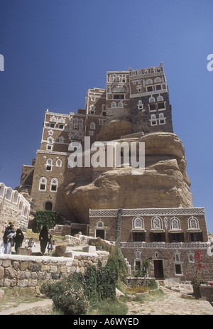 Yemen, Wadi Dhar, Sultan Palace, or rock palace (Dhar AlHajar) with gardens and a family of visitors Stock Photo