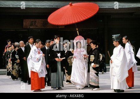 A traditional Japanese wedding procession at the Meiji Shrine in Tokyo Japan. Stock Photo