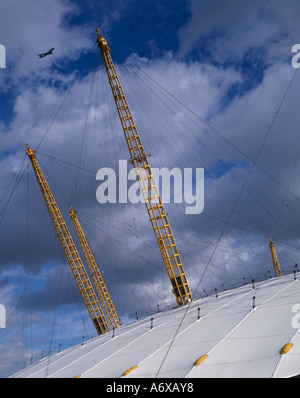 Millennium Dome, Greenwich, London, 2000. Daytime exterior with jumbo jet flying above the masts. Architect: Richard Rogers Stock Photo