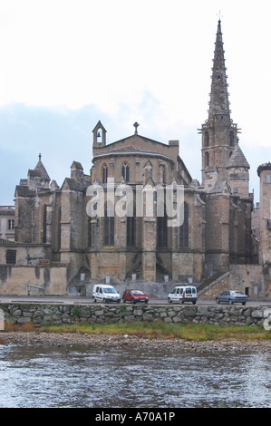 The gothic St Martin Church and the bridge across the l'Aude river. Town of Limoux. Limoux. Languedoc. Aude river. France. Europe. Stock Photo