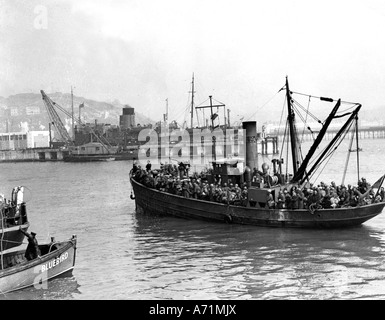 events, Second World War / WWII, France, Dunkirk, evacuation of Allied troops 26.5.1940 - 4.6.1940, arrival of a boat with French soldiers in an English port, Stock Photo